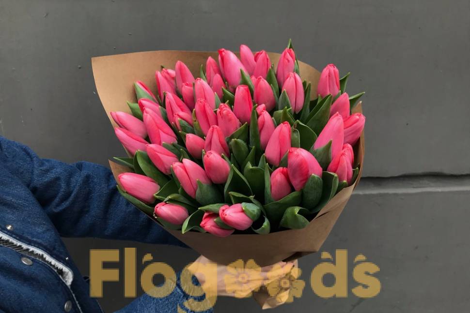 В какой воде стоят тюльпаны. Тюльпаны с клубнями в вазе. Букеты тюльпанов реальное. Букет "25 тюльпанов". В какой воде стоят тюльпаны.